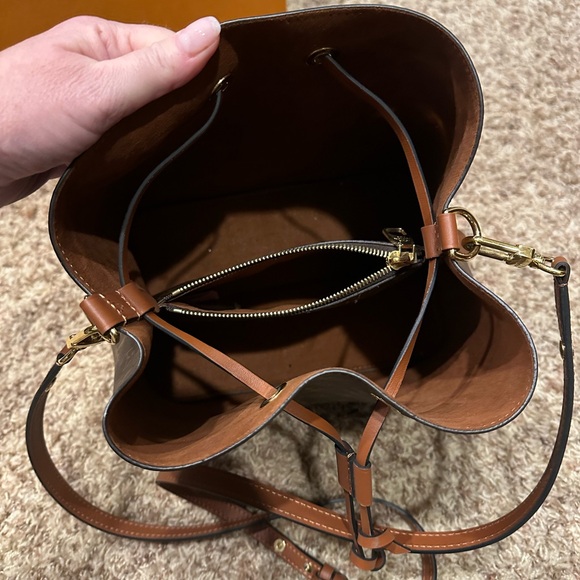 Louis Vuitton bucket crossbody purse
Only used twice/ like new - Picture 3 of 3